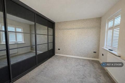 4 bedroom detached house to rent, Squirrels Heath Lane, Hornchurch, RM11
