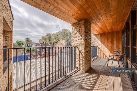 4 bedroom flat to rent, Old Road, London, SE13
