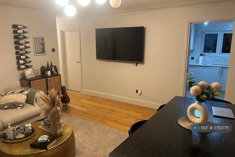 2 bedroom flat to rent, Colerne Court, London, NW4