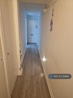 3 bedroom flat to rent, Horne House, London, SE18