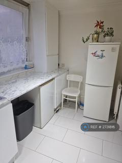 3 bedroom flat to rent, Horne House, London, SE18