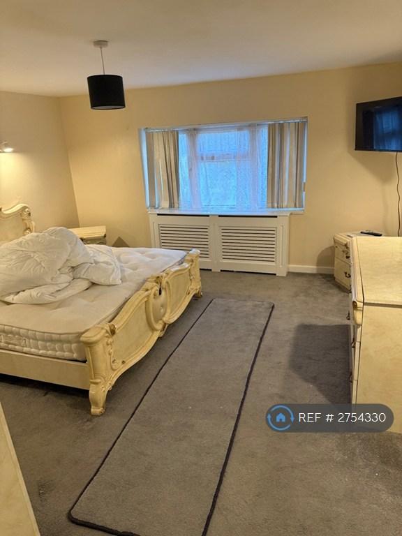 Master Bed Room With Super King Bed