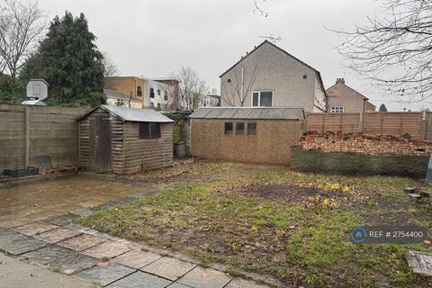 4 bedroom semi-detached house to rent, London Road, Romford, RM7