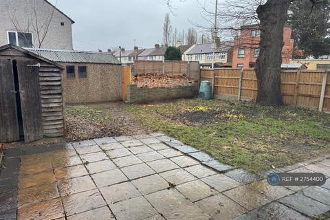 4 bedroom semi-detached house to rent, London Road, Romford, RM7