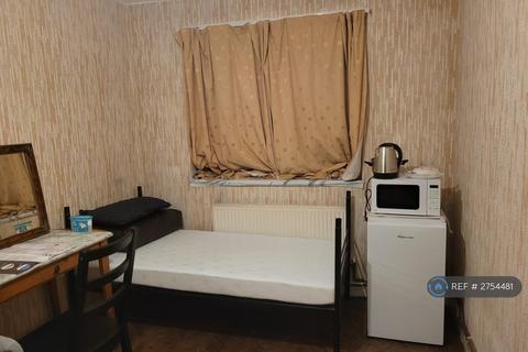 1 bedroom in a flat share to rent, Gainford House Ells Worth S, London, E2