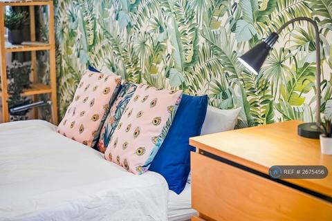 2 bedroom flat to rent, China Court, London, E1W