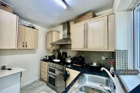 5 bedroom semi-detached house to rent, Jeymer Drive, Greenford, UB6