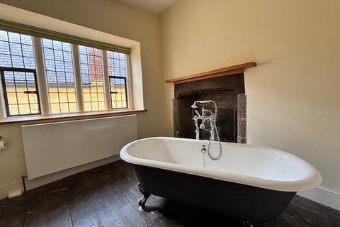 3 bedroom maisonette to rent, The Walronds, 6 Fore Street, Cullompton