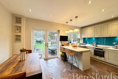 4 bedroom terraced house for sale, Lyndhurst Drive, Hornchurch, RM11