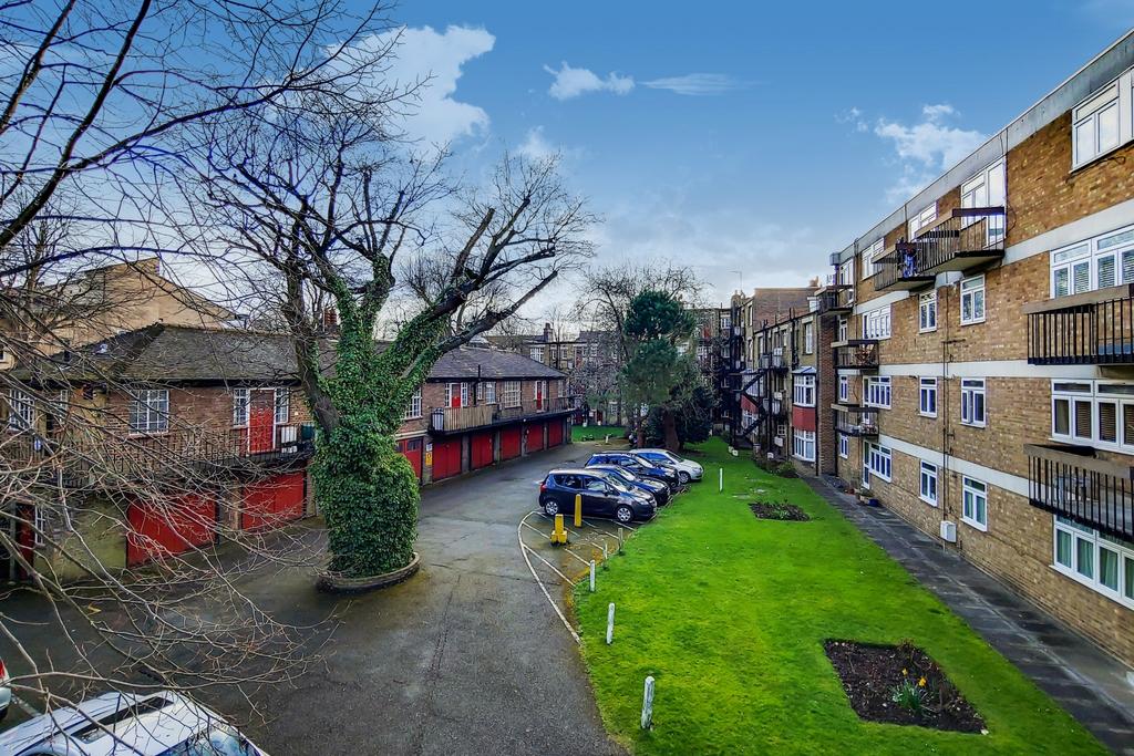 Well-kept apartment courtyard with private park...