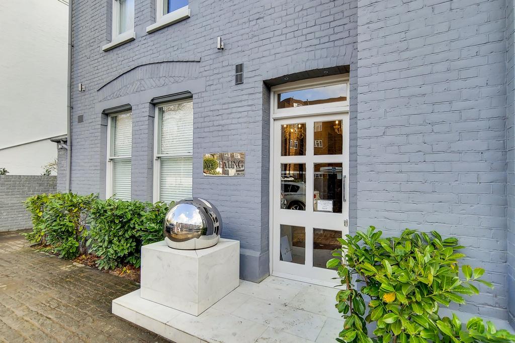 Well-presented painted brick frontage with deco...