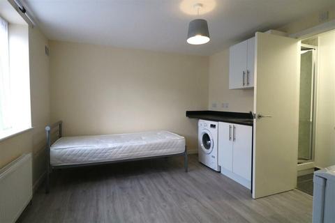 Studio to rent, Cator Crescent, New Addington, Croydon, CR0