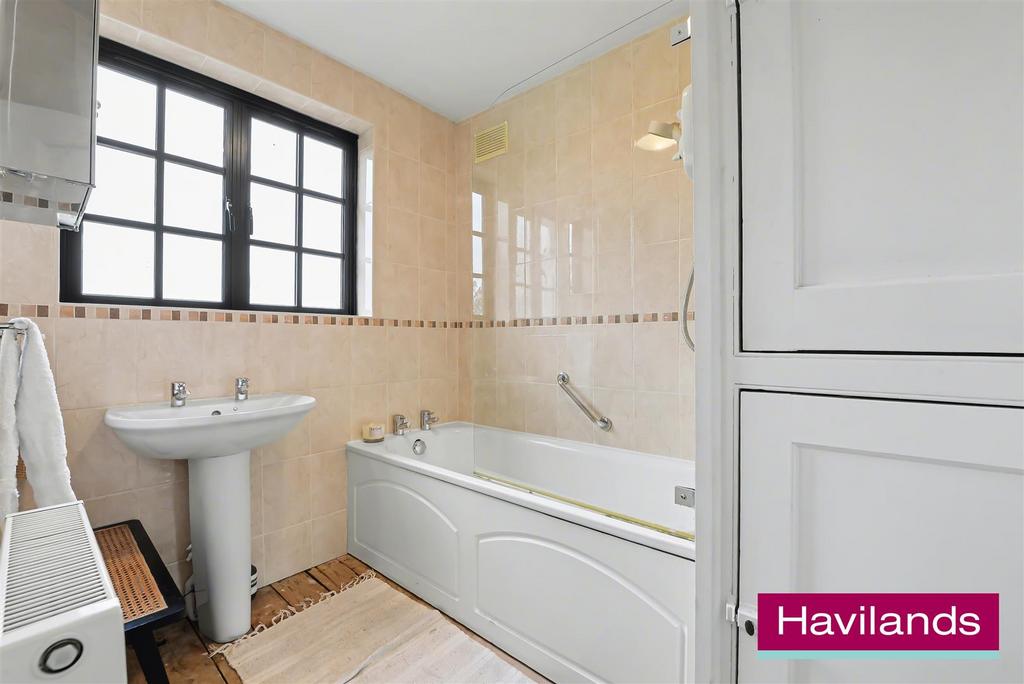 Winchmore Hill Road N21 1 QR-5.jpg