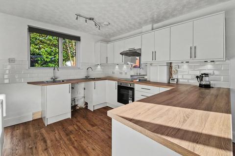 3 bedroom detached house to rent, Catherine Road, 26 Catherine Road, M8