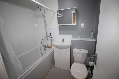 2 bedroom flat to rent, Malmers Well Road, High Wycombe HP13