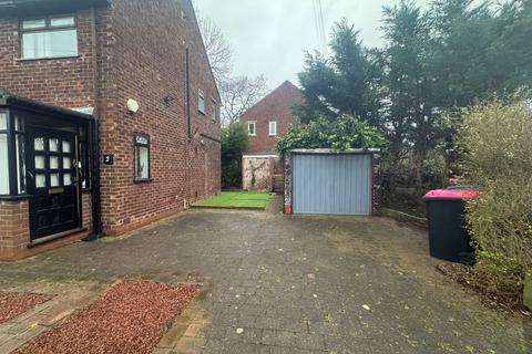 3 bedroom semi-detached house to rent, Eccles, M30
