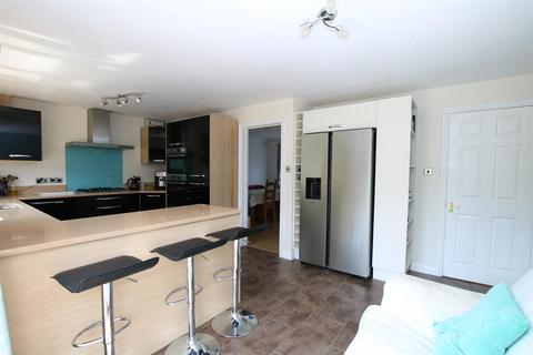 4 bedroom detached house for sale, Wagtail Close, Horsham, West Sussex