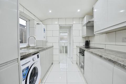 2 bedroom house to rent, Sutton Court Road, London
