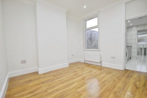 2 bedroom house to rent, Sutton Court Road, London