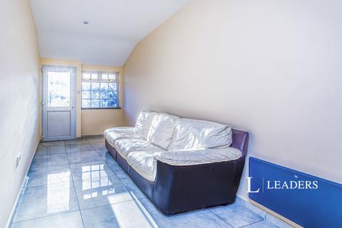 Flat to rent, Overbury Crescent, New Addington, Croydon, CR0