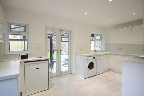 4 bedroom bungalow to rent, Connaught Road, Fleet, GU51