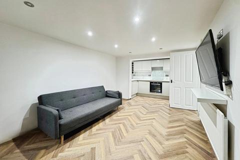 2 bedroom flat to rent, Central Road, West Didsbury, Manchester, M20