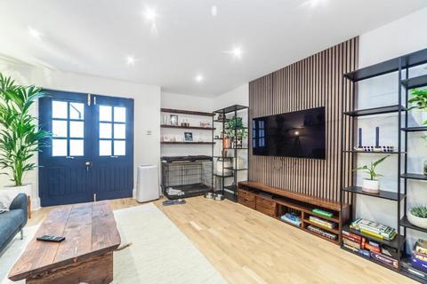 2 bedroom maisonette to rent, Wheler Street, London E1