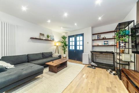 2 bedroom maisonette to rent, Wheler Street, London E1