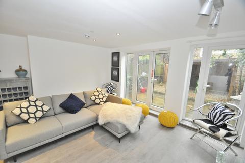 1 bedroom house of multiple occupation to rent, Macfarlane Road, London W12