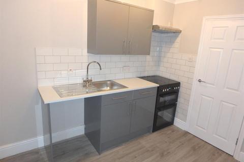2 bedroom flat to rent, Station Road, New Milton, BH25 6JX