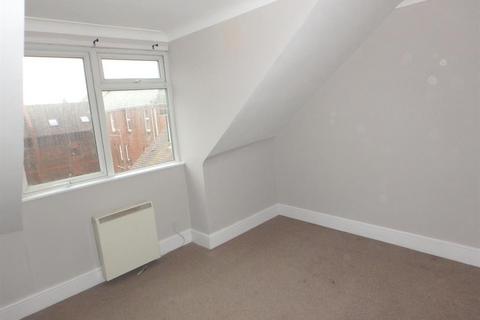2 bedroom flat to rent, Station Road, New Milton, BH25 6JX