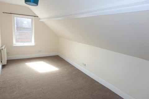 2 bedroom flat to rent, Station Road, New Milton, BH25 6JX
