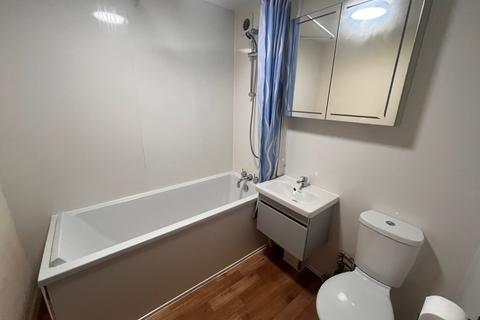 2 bedroom flat to rent, Field Court, Carisbrooke Road, Newport, Isle Of Wight, PO30