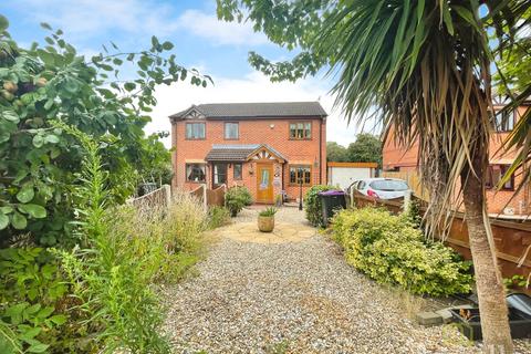2 bedroom semi-detached house for sale, Swallow Close, Gainsborough DN21