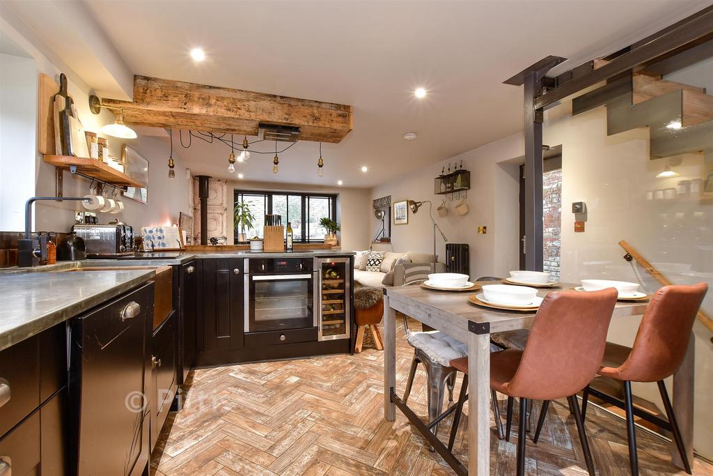 Kitchen/ Dining Area