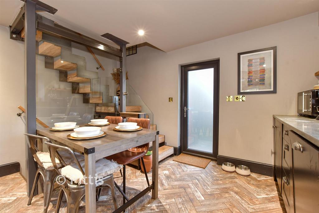 Kitchen/ Dining Area