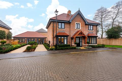 4 bedroom detached house for sale, Russell Road, Toddington, Dunstable, Bedfordshire, LU5