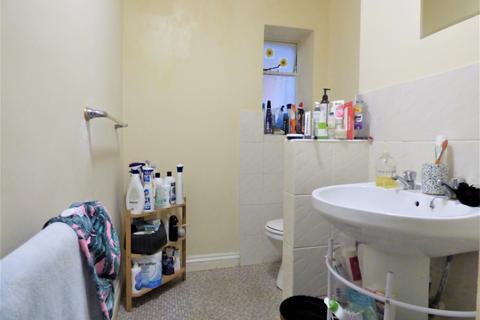 Studio to rent, Amber Court, Surbiton KT5