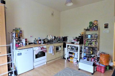 Studio to rent, Amber Court, Surbiton KT5