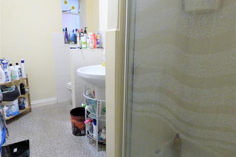 Studio to rent, Amber Court, Surbiton KT5