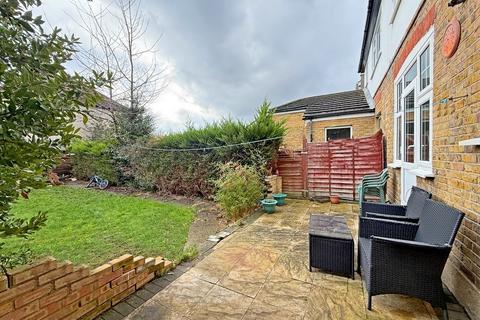 4 bedroom semi-detached house to rent, Argyle Avenue, Hounslow, TW3