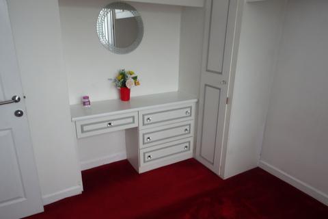 3 bedroom semi-detached house to rent, Pennine Way, Harlington, Hayes