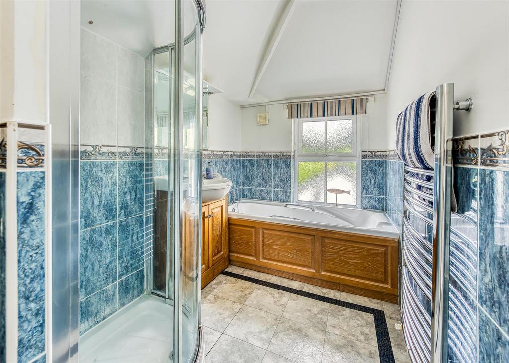 Charlton House-bed1 ensuite.jpg