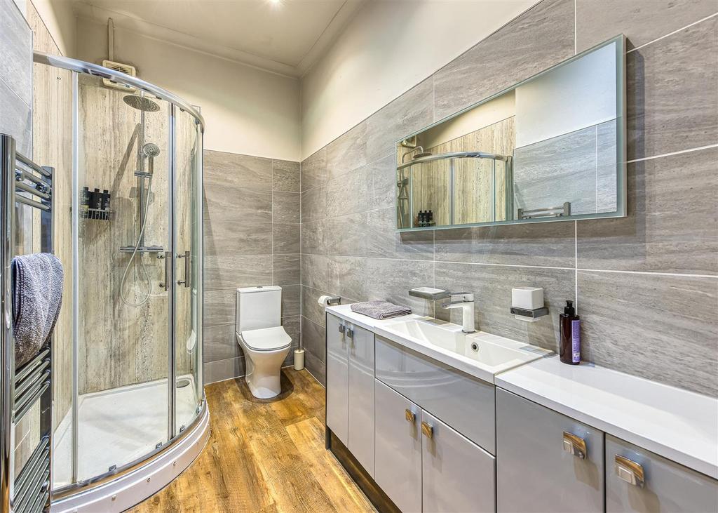 Charlton House-bed2 ensuite.jpg