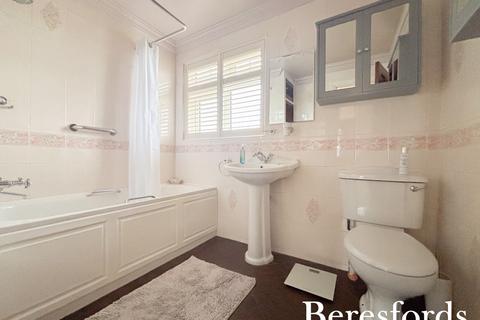 3 bedroom terraced house for sale, Clyde Crescent, Upminster, RM14