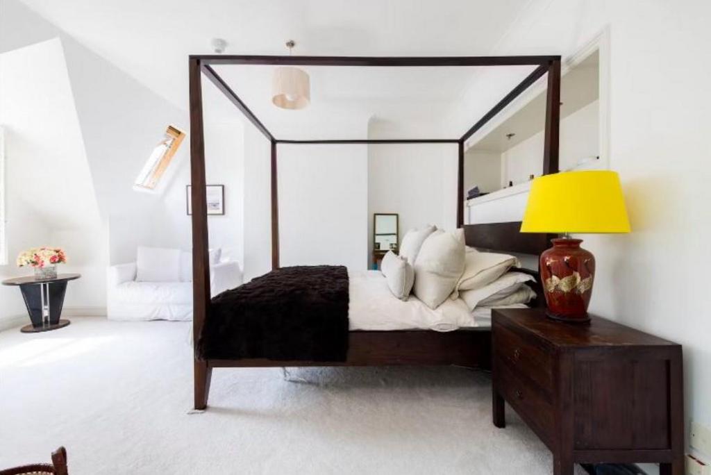 72 Addison Gdns - Master Bedroom.jpg