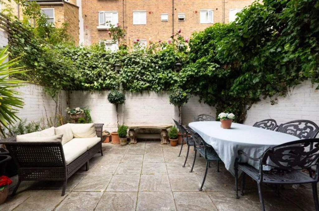 72 Addison Gardens - Garden.jpg