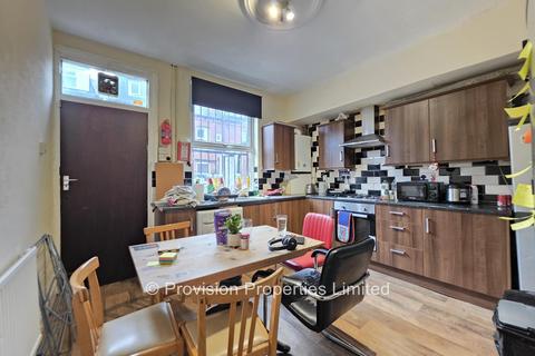 4 bedroom terraced house to rent, Welton Place, Hyde Park LS6