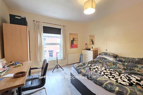 4 bedroom terraced house to rent, Welton Place, Hyde Park LS6