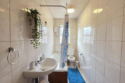 4 bedroom terraced house to rent, Welton Place, Hyde Park LS6